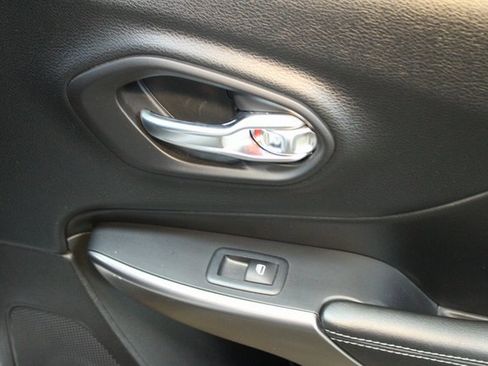 Used 2019 Jeep Cherokee Limited w/ Luxury Group image 13