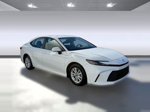 Used 2025 Toyota Camry LE image 7