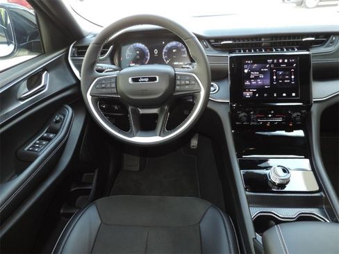 Used 2025 Jeep Grand Cherokee L Altitude image 17