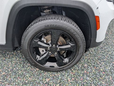 Used 2025 Jeep Grand Cherokee Altitude AWD/4WD image 9