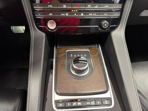 Used 2017 Jaguar F-PACE S image 21