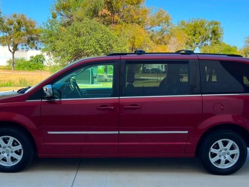 Used 2010 Chrysler Town & Country Touring Plus w/ Safetytec Group FWD image 9