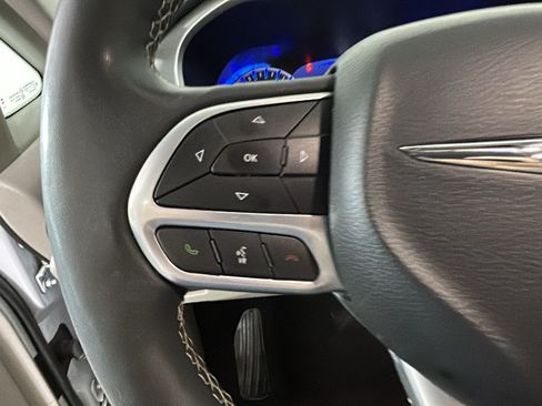 Used 2024 Chrysler Pacifica Touring-L FWD image 15