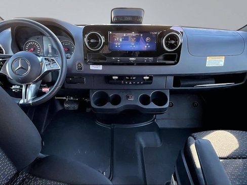 Used 2025 Mercedes-Benz Sprinter 2500 image 9