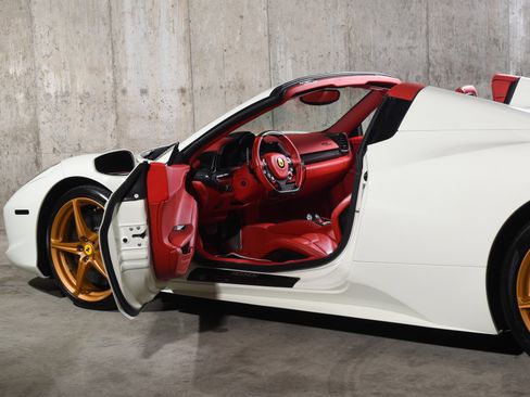 Used 2013 Ferrari 458 Spider image 26