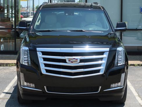 Used 2018 Cadillac Escalade Luxury image 4