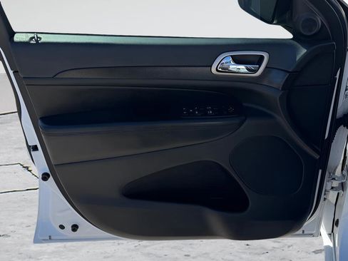 Used 2015 Jeep Grand Cherokee Altitude image 16