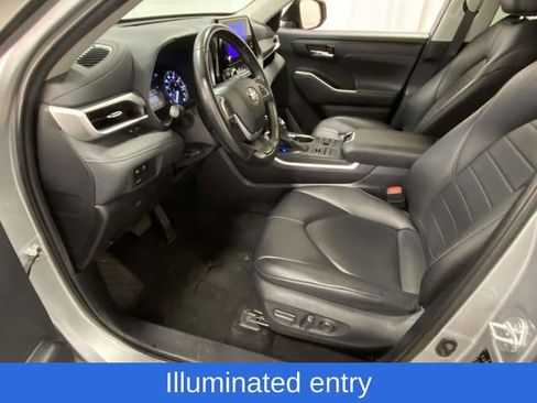 Used 2024 Toyota Highlander XLE image 13