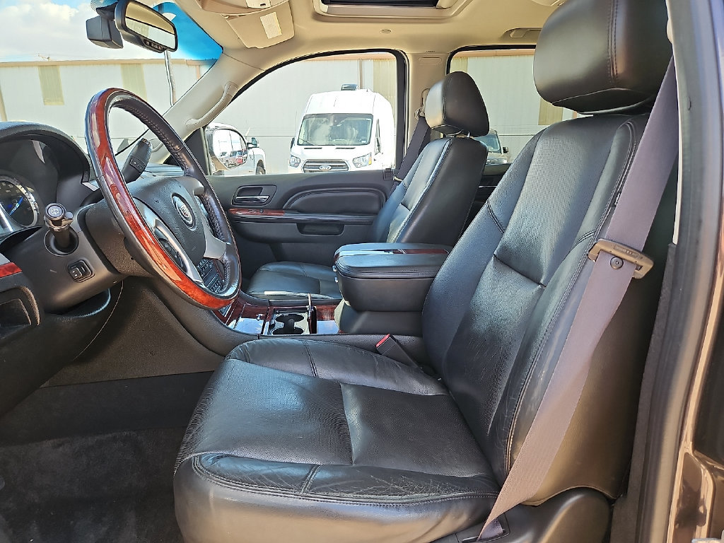 Used 2011 Cadillac Escalade Luxury RWD image 18