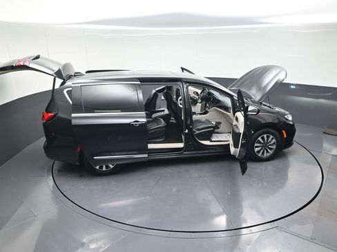 Used 2023 Chrysler Pacifica Limited FWD image 14