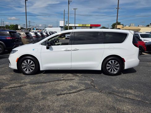 Used 2024 Chrysler Pacifica Limited FWD image 4