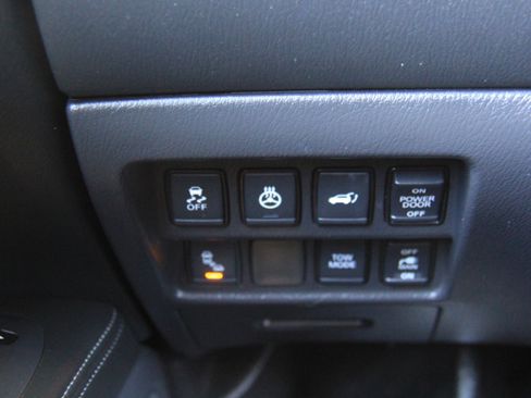 Used 2017 Nissan Pathfinder Platinum image 19