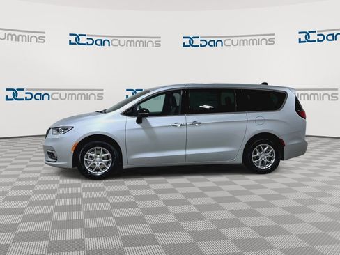 New 2026 Chrysler Pacifica Select image 6