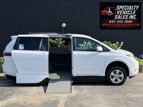 Used 2016 Toyota Sienna LE FWD image 2