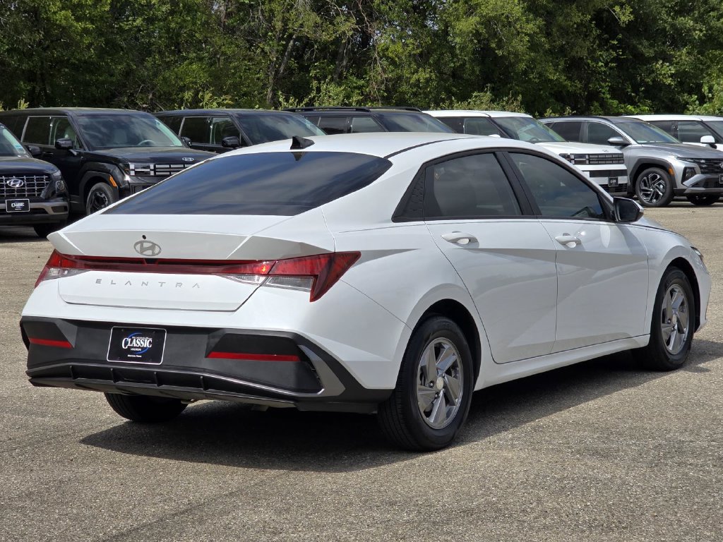 Used 2024 Hyundai Elantra SE FWD image 4