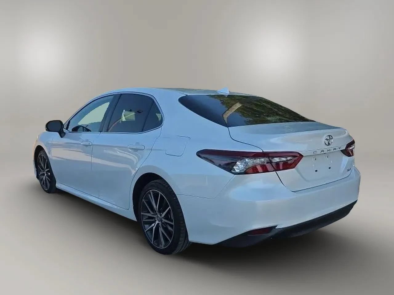 Used 2021 Toyota Camry XLE FWD image 6