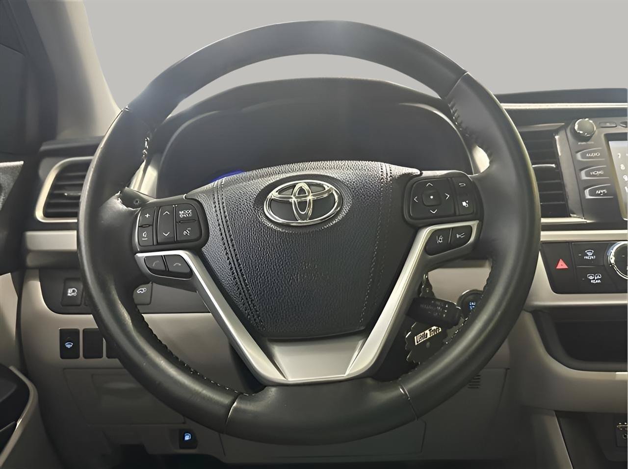 Used 2017 Toyota Highlander XLE AWD/4WD image 13