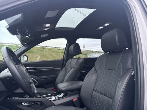 Used 2025 Kia Telluride AWD image 30