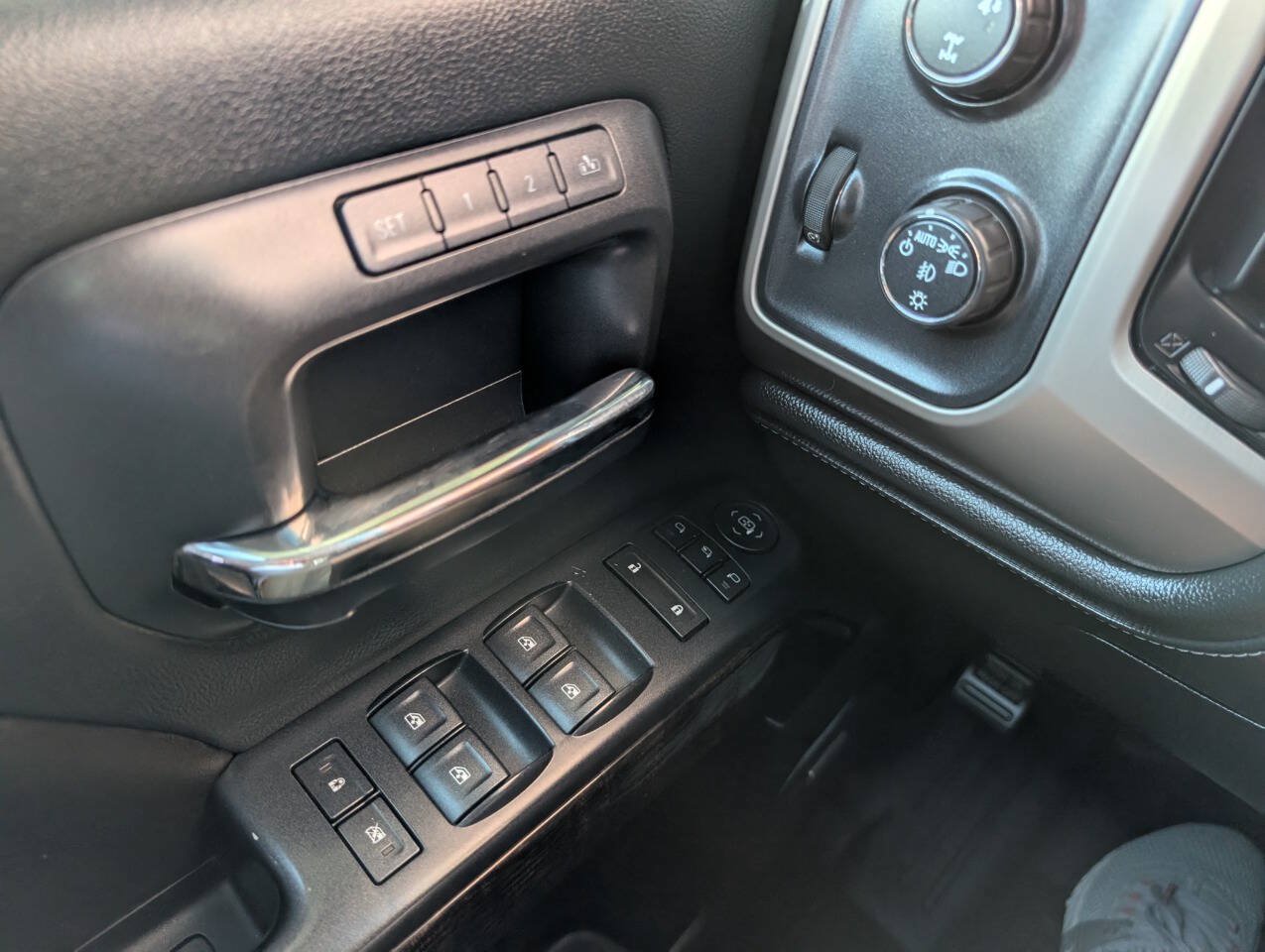 Used 2015 GMC Sierra 2500 Denali w/ Suspension Package, Off-Road AWD/4WD image 19