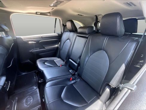 Used 2025 Toyota Highlander XLE FWD image 20