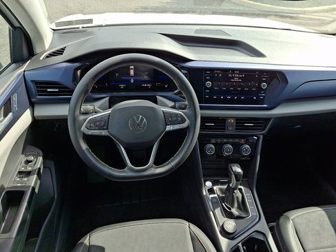 Used 2023 Volkswagen Taos SE w/ Panoramic Sunroof Package image 11