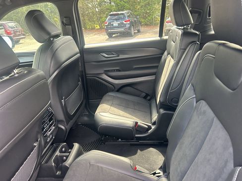 Used 2025 Jeep Grand Cherokee L Laredo image 17