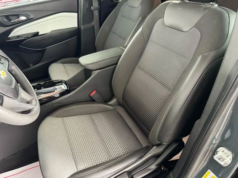 Used 2025 Chevrolet Trax LT image 32