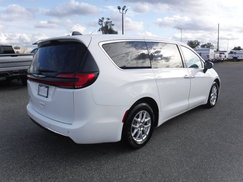 Used 2023 Chrysler Pacifica Touring-L image 2
