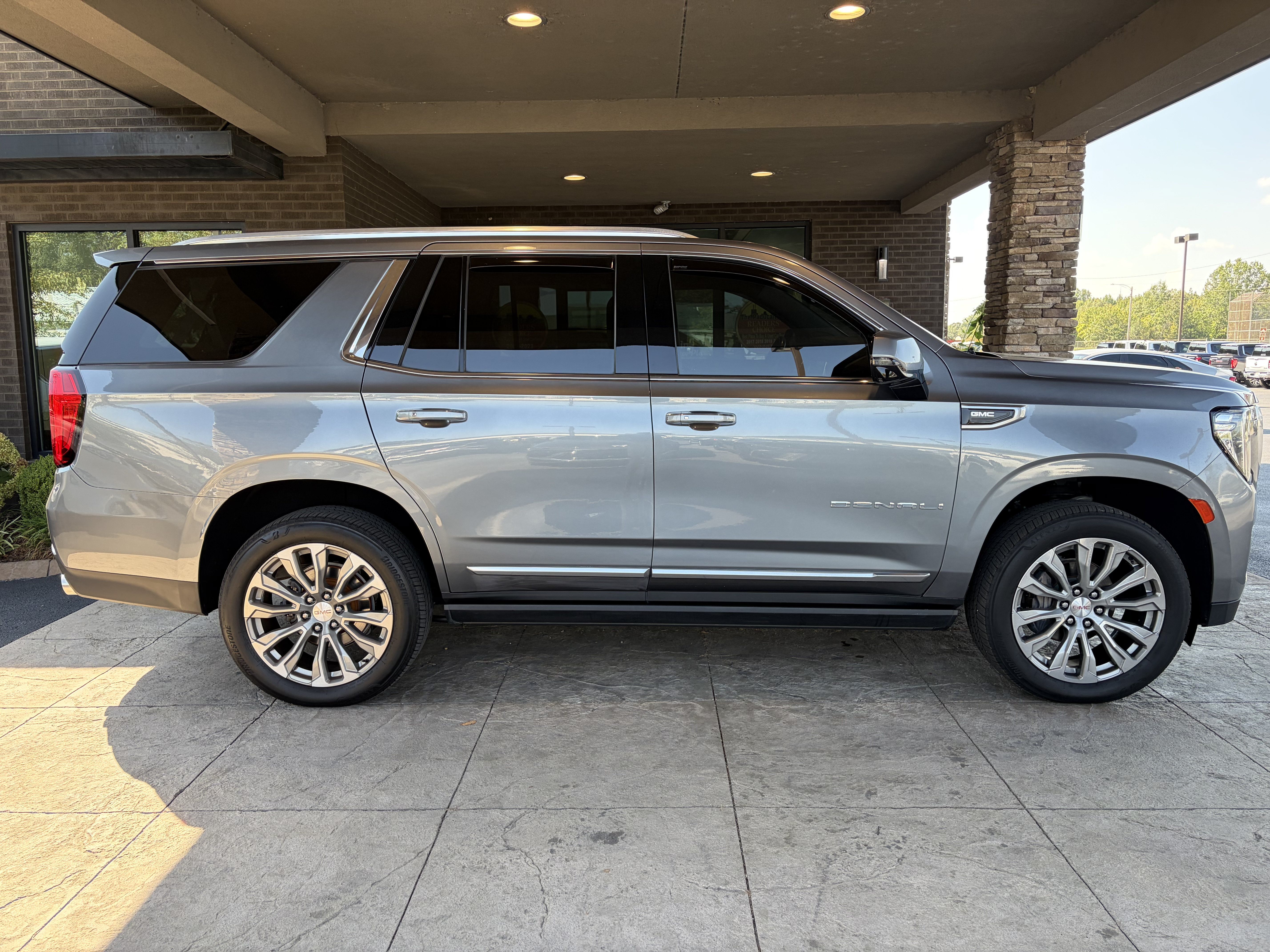 Used 2021 GMC Yukon Denali w/ Denali Premium Package AWD/4WD image 4