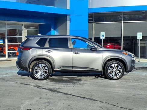 Used 2023 Nissan Rogue SV image 2