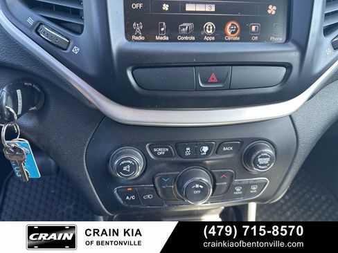 Used 2016 Jeep Cherokee Latitude w/ Cold Weather Group FWD image 24