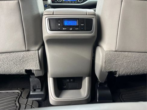 Used 2019 Toyota Highlander XLE AWD/4WD image 27
