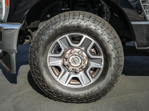Used 2023 Ford F250 Lariat w/ Lariat Ultimate Package AWD/4WD image 11