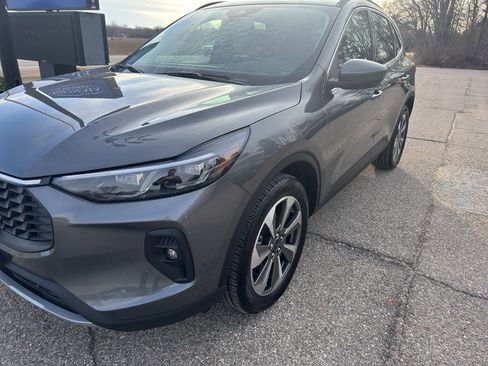 Used 2025 Ford Escape Platinum image 3