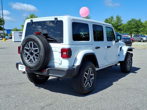 Used 2025 Jeep Wrangler Unlimited Sahara AWD/4WD image 25