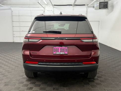 Used 2025 Jeep Grand Cherokee Altitude AWD/4WD image 10