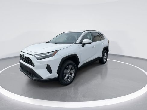 Used 2022 Toyota RAV4 XLE AWD/4WD image 4