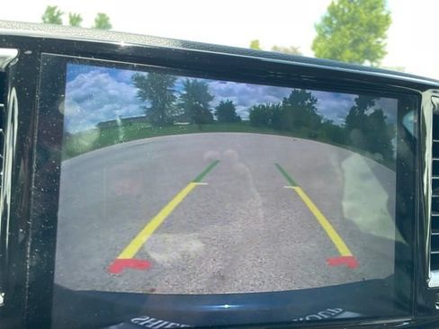 Used 2023 Chrysler Pacifica Limited FWD image 9