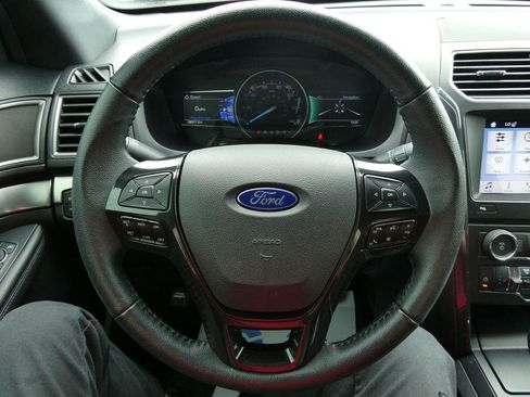 Used 2018 Ford Explorer XLT w/ Equipment Group 202A FWD image 34