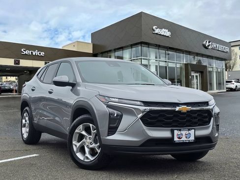 Used 2024 Chevrolet Trax LS w/ LS Convenience Package FWD image 1