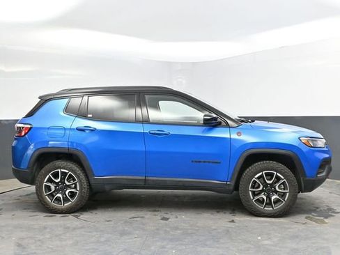 Used 2025 Jeep Compass Trailhawk AWD/4WD image 12