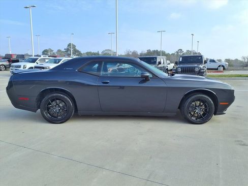 Used 2019 Dodge Challenger SXT image 5