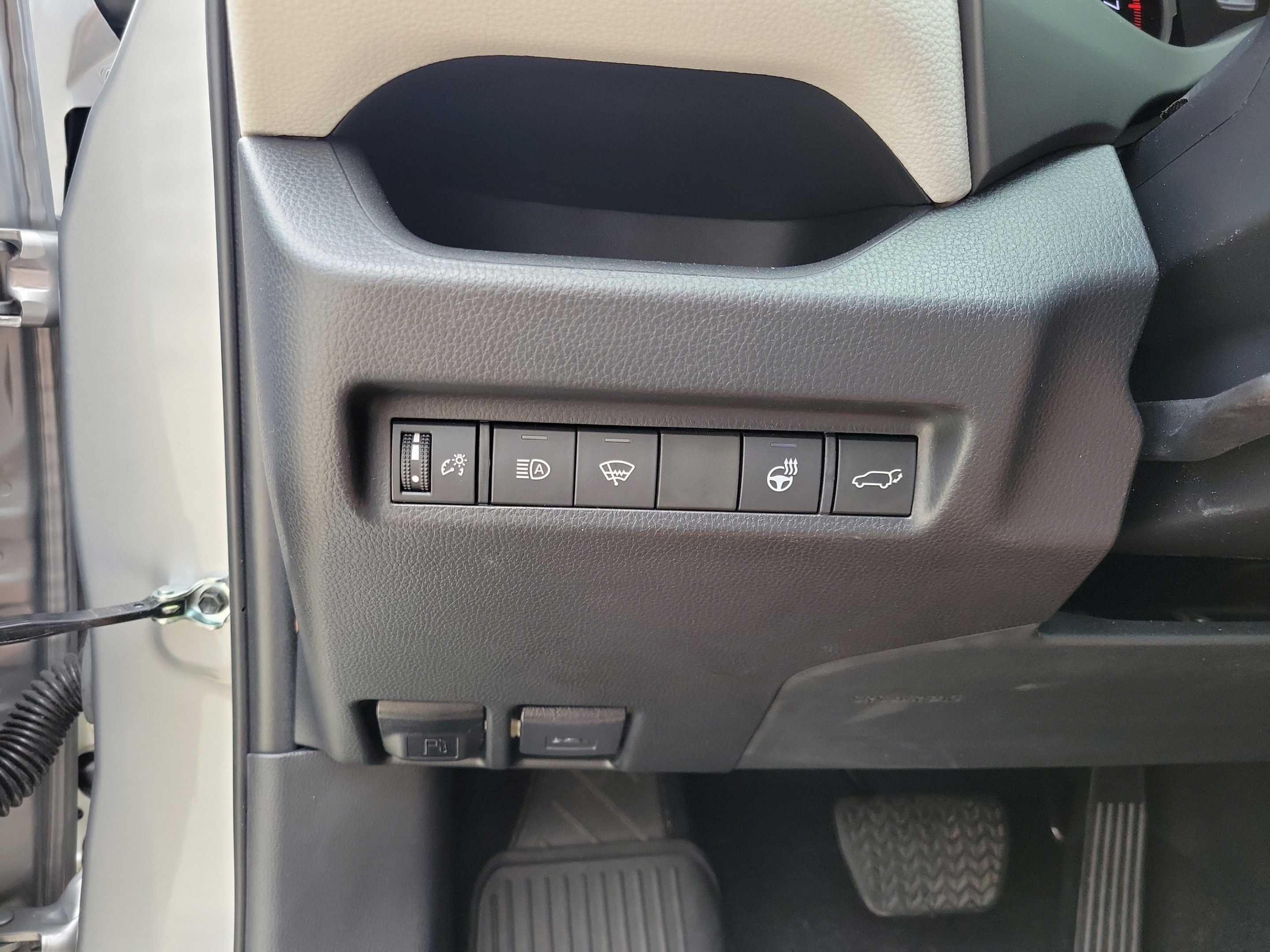 Used 2022 Toyota RAV4 XLE Premium FWD image 8