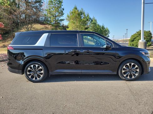 Used 2024 Kia Carnival EX image 22