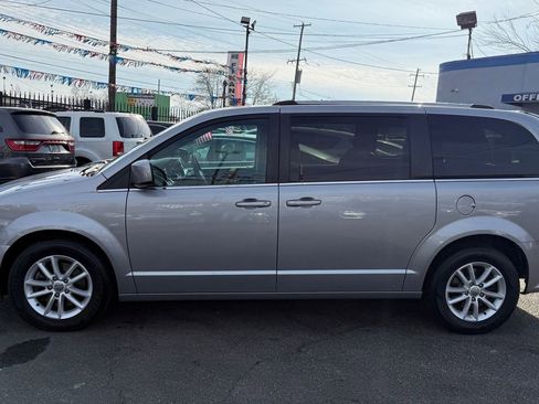 Used 2018 Dodge Grand Caravan SXT image 2