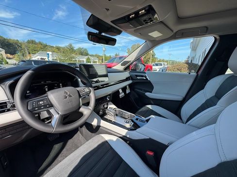 Used 2025 Mitsubishi Outlander SE AWD/4WD image 6
