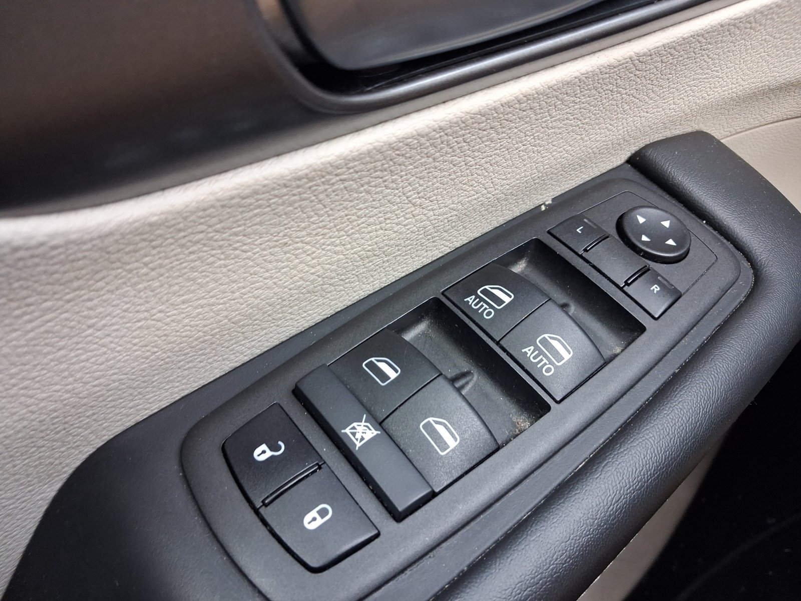 Used 2024 Chrysler Pacifica Touring-L FWD image 12