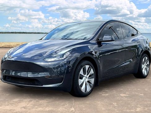 Used 2024 Tesla Model Y Long Range AWD/4WD image 1
