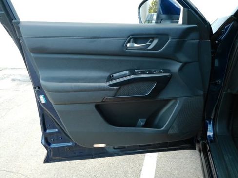 Used 2022 Nissan Pathfinder SV FWD image 11