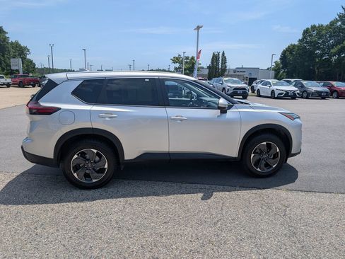 Used 2024 Nissan Rogue SV AWD/4WD image 7